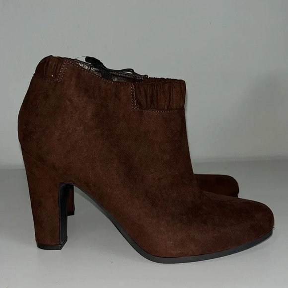 Sam and Libby Ankle Booties. Selena, chocolate. Size 8.5 - Picture 4 of 5